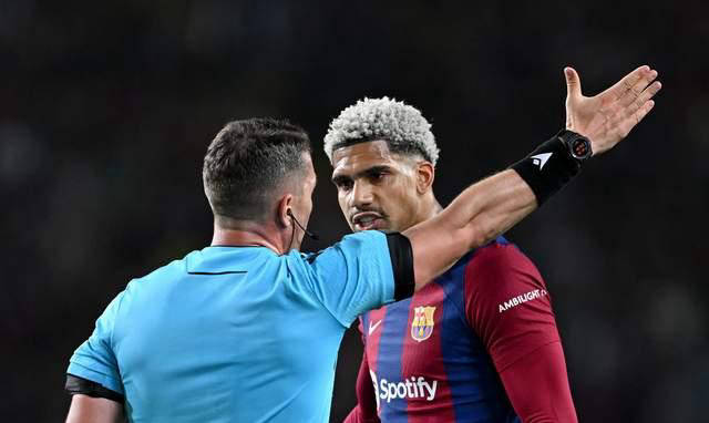 巴萨26岁队长阿劳霍状态告急：1张红牌引心态崩溃，身心俱疲将休战数周